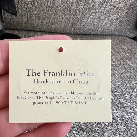 The Franklin Mint—Diana, Princess of Glamour 
Limited Edition Portrait Doll - Picture 6 of 9